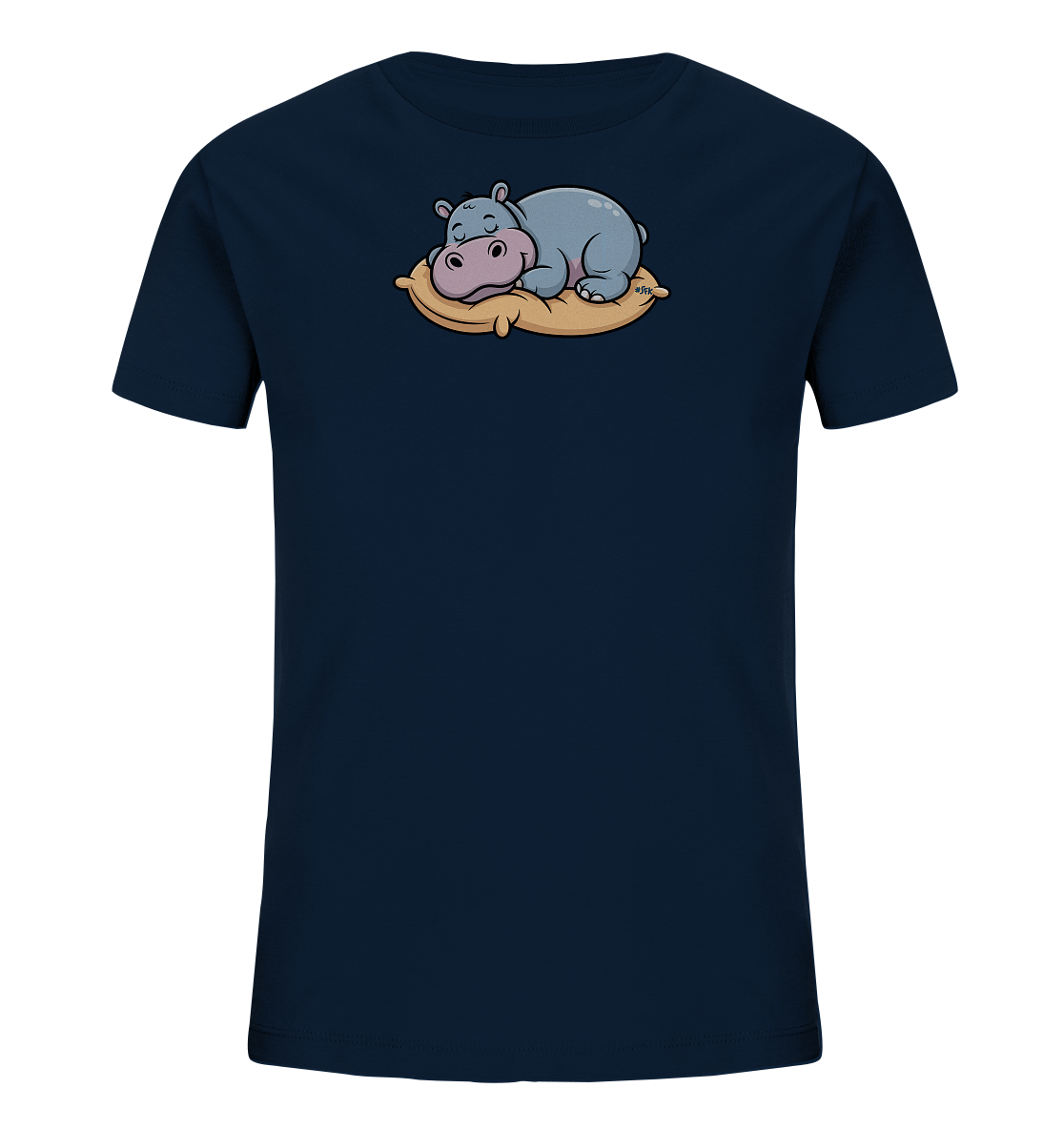 Onlineshop Shirts fuer Kinder - Das Bild zeigt ein dunkelblaues Kinder-T-Shirt mit einem niedlichen Aufdruck. Auf der Vorderseite ist ein cartoonhaftes, schlafendes Nilpferd abgebildet, das gemuetlich auf einem hellbraunen Kissen liegt. Das Nilpferd ist grau mit einer rosa Schnauze dargestellt und hat geschlossene Augen, was seine entspannte Haltung unterstreicht. Das Design wirkt ruhig und ansprechend fuer Kinder.