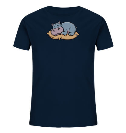 Onlineshop Shirts fuer Kinder - Das Bild zeigt ein dunkelblaues Kinder-T-Shirt mit einem niedlichen Aufdruck. Auf der Vorderseite ist ein cartoonhaftes, schlafendes Nilpferd abgebildet, das gemuetlich auf einem hellbraunen Kissen liegt. Das Nilpferd ist grau mit einer rosa Schnauze dargestellt und hat geschlossene Augen, was seine entspannte Haltung unterstreicht. Das Design wirkt ruhig und ansprechend fuer Kinder.