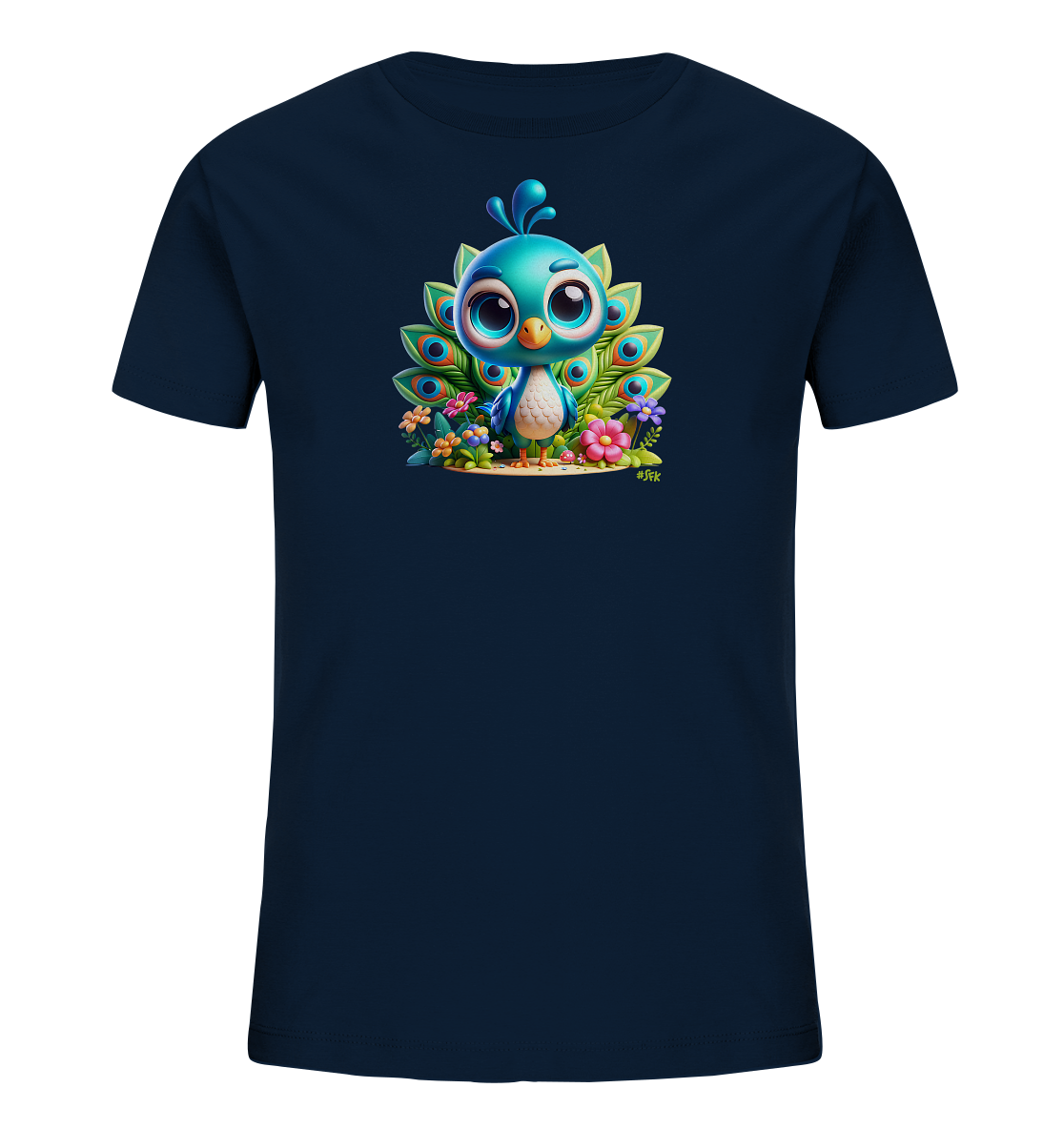 Onlineshop Shirts fuer Kinder - Das Bild zeigt ein dunkelblaues Kinder-T-Shirt mit einem farbenfrohen Motiv eines niedlichen Comic-Pfau. Der Pfau steht aufrecht und zeigt seine bunten Schwanzfedern in Blau und Gruen. Er ist umgeben von leuchtenden Blumen in Rosa, Lila und Orange sowie gruenen Pflanzen. Das Design wirkt froehlich und detailreich.