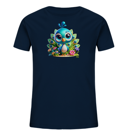 Onlineshop Shirts fuer Kinder - Das Bild zeigt ein dunkelblaues Kinder-T-Shirt mit einem farbenfrohen Motiv eines niedlichen Comic-Pfau. Der Pfau steht aufrecht und zeigt seine bunten Schwanzfedern in Blau und Gruen. Er ist umgeben von leuchtenden Blumen in Rosa, Lila und Orange sowie gruenen Pflanzen. Das Design wirkt froehlich und detailreich.