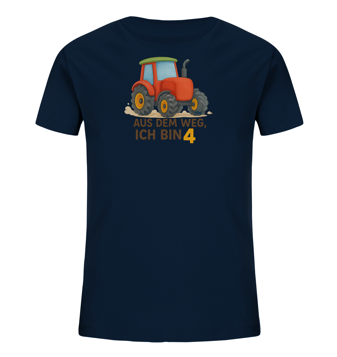 Onlineshop Shirts fuer Kinder - Das Bild zeigt ein dunkelblaues Kinder-T-Shirt mit einem farbenfrohen Grafikprint. Der Print auf der Vorderseite stellt einen roten Traktor dar, der auf brauner Erde faehrt. Darunter befindet sich Text in brauner und gelber Farbe, der die Zahl '4' prominent hervorhebt. Das Design ist verspielt und kindgerecht gestaltet.