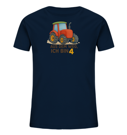 Onlineshop Shirts fuer Kinder - Das Bild zeigt ein dunkelblaues Kinder-T-Shirt mit einem farbenfrohen Grafikprint. Der Print auf der Vorderseite stellt einen roten Traktor dar, der auf brauner Erde faehrt. Darunter befindet sich Text in brauner und gelber Farbe, der die Zahl '4' prominent hervorhebt. Das Design ist verspielt und kindgerecht gestaltet.