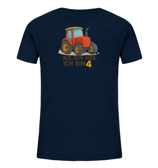 Onlineshop Shirts fuer Kinder - Das Bild zeigt ein dunkelblaues Kinder-T-Shirt mit einem farbenfrohen Grafikprint. Der Print auf der Vorderseite stellt einen roten Traktor dar, der auf brauner Erde faehrt. Darunter befindet sich Text in brauner und gelber Farbe, der die Zahl '4' prominent hervorhebt. Das Design ist verspielt und kindgerecht gestaltet.