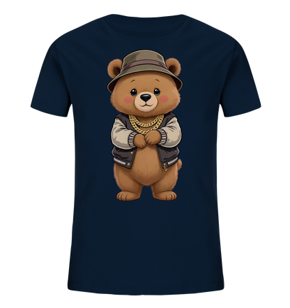 Onlineshop Shirts fuer Kinder - Das Bild zeigt ein dunkelblaues T-Shirt fuer Kinder. Auf der Vorderseite ist eine detailreiche Illustration eines Cartoon-Baeren zu sehen. Der Baer traegt einen Hut, eine Bomberjacke und eine goldene Kette, waehrend er die Arme verschraenkt hat. Das Motiv wirkt freundlich und verspielt.