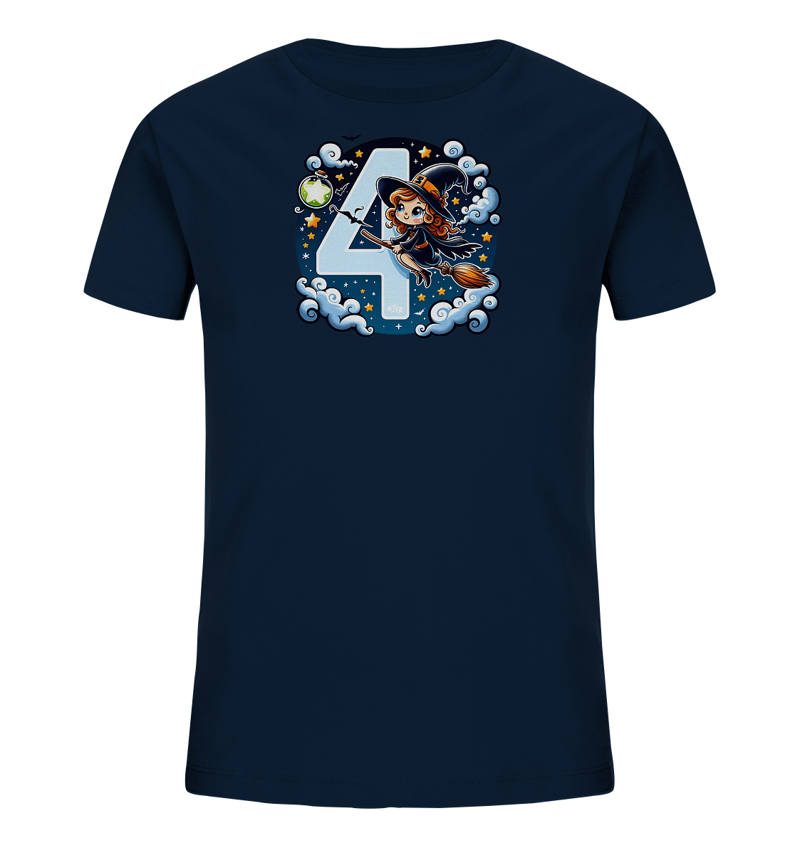 Onlineshop Shirts fuer Kinder - Dieses dunkelblaue T-Shirt zeigt ein grosses, helles Zahlensymbol 4. Eine kleine, cartoonhafte Hexe fliegt auf einem Besen davor entlang. Das Motiv ist umgeben von Wolken, Sternen, einem Mond und Fledermaeusen, was eine magische Nachtszene darstellt. Das Design ist farbenfroh und verspielt.