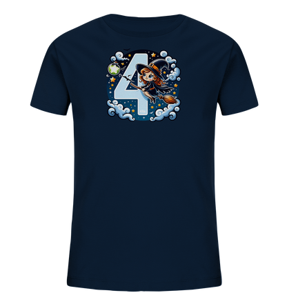Onlineshop Shirts fuer Kinder - Dieses dunkelblaue T-Shirt zeigt ein grosses, helles Zahlensymbol 4. Eine kleine, cartoonhafte Hexe fliegt auf einem Besen davor entlang. Das Motiv ist umgeben von Wolken, Sternen, einem Mond und Fledermaeusen, was eine magische Nachtszene darstellt. Das Design ist farbenfroh und verspielt.