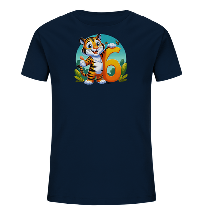 Onlineshop Shirts fuer Kinder - Das Bild zeigt ein dunkelblaues Kinder-T-Shirt. Auf der Vorderseite ist ein Cartoon-Tiger abgebildet, der neben einer grossen orangefarbenen Zahl 6 steht. Der Tiger laechelt und gibt einen Daumen hoch, waehrend ein kleiner Schmetterling in der Naehe der Zahl fliegt. Das Design enthaelt einen hellblauen Kreis im Hintergrund und gruene Blaetter.