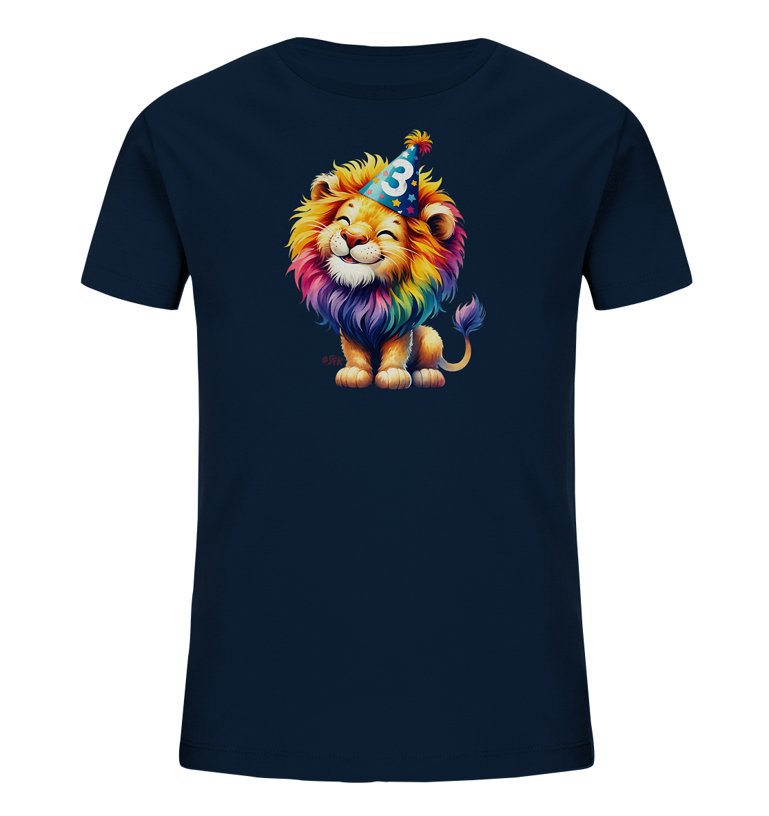 Onlineshop Shirts fuer Kinder - Das Bild zeigt ein dunkelblaues Kinder-T-Shirt mit einer farbenfrohen Illustration auf der Vorderseite. Abgebildet ist ein laechelnder, sitzender Loewe mit einer bunten Regenbogenmaehne. Er traegt einen blauen Partyhut mit Sternen und der Zahl Drei darauf. Das Design wirkt froehlich und eignet sich gut fuer einen dritten Geburtstag.