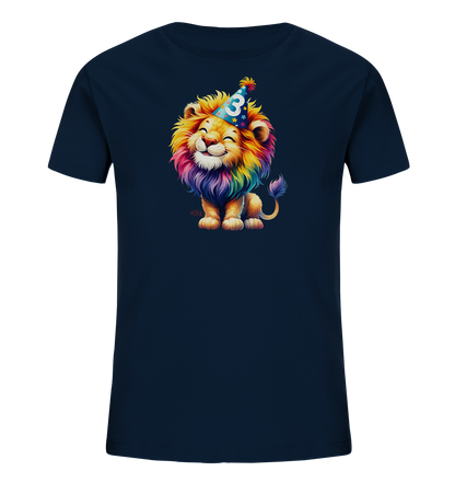 Onlineshop Shirts fuer Kinder - Das Bild zeigt ein dunkelblaues Kinder-T-Shirt mit einer farbenfrohen Illustration auf der Vorderseite. Abgebildet ist ein laechelnder, sitzender Loewe mit einer bunten Regenbogenmaehne. Er traegt einen blauen Partyhut mit Sternen und der Zahl Drei darauf. Das Design wirkt froehlich und eignet sich gut fuer einen dritten Geburtstag.