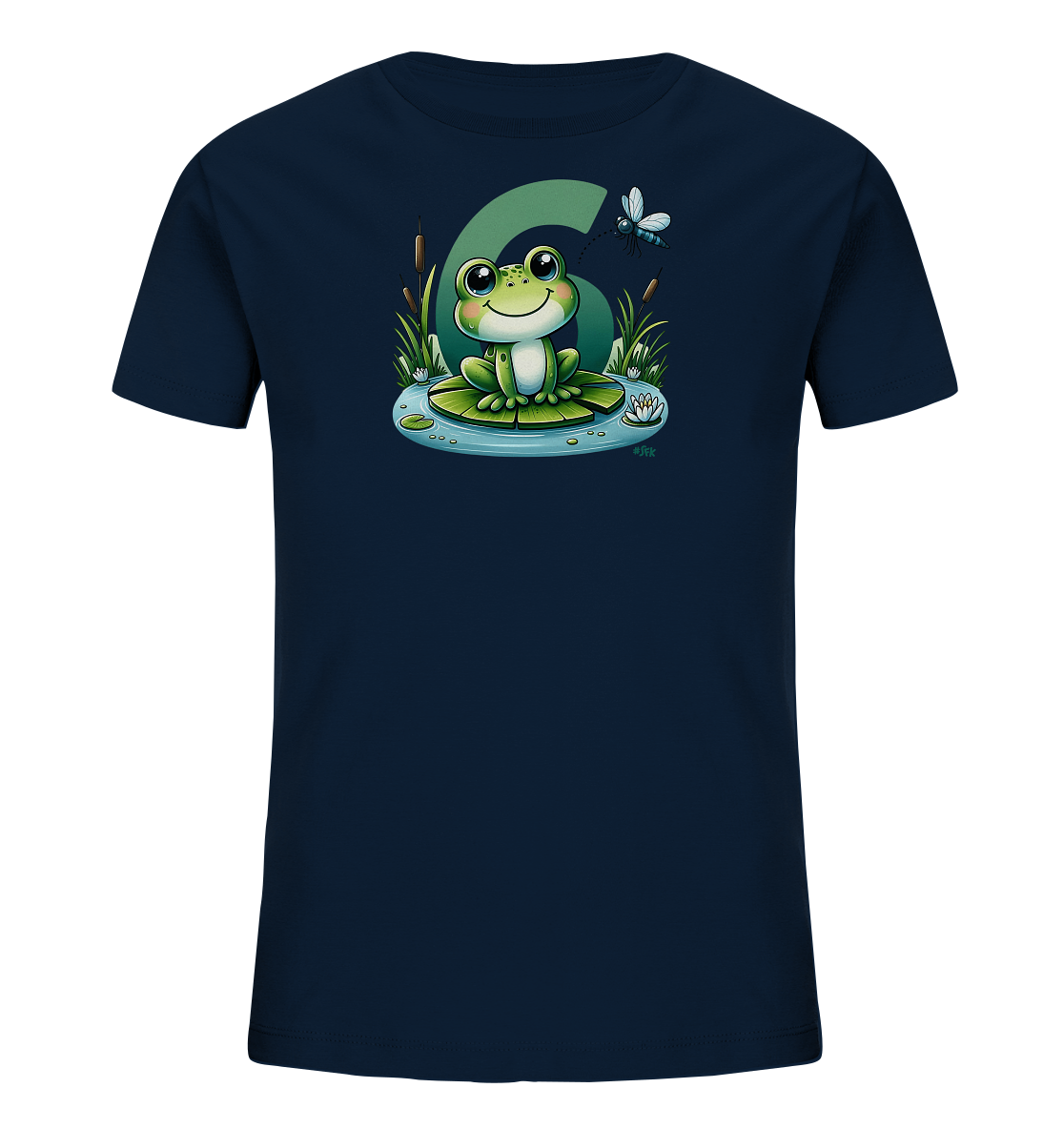 Onlineshop Shirts fuer Kinder - Dieses dunkelblaue T-Shirt fuer Kinder zeigt ein niedliches Motiv eines Cartoon-Froschs. Der Frosch sitzt auf einem Seerosenblatt in einem Teich, umgeben von Schilf und einer Seerose. Im Hintergrund ist eine grosse, gruene Zahl '6' zu sehen, und eine Libelle fliegt ueber dem Frosch. Das Design ist detailreich und farbenfroh, ideal fuer kleine Naturfreunde.