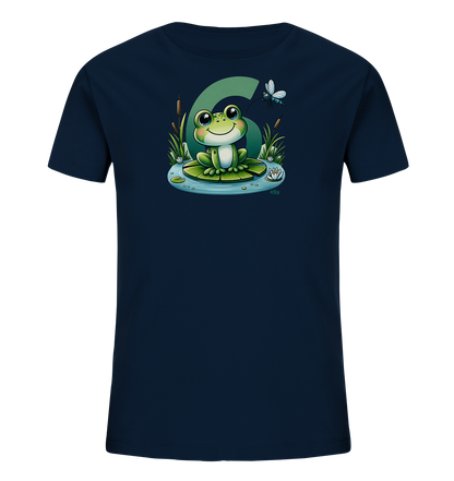 Onlineshop Shirts fuer Kinder - Dieses dunkelblaue T-Shirt fuer Kinder zeigt ein niedliches Motiv eines Cartoon-Froschs. Der Frosch sitzt auf einem Seerosenblatt in einem Teich, umgeben von Schilf und einer Seerose. Im Hintergrund ist eine grosse, gruene Zahl '6' zu sehen, und eine Libelle fliegt ueber dem Frosch. Das Design ist detailreich und farbenfroh, ideal fuer kleine Naturfreunde.