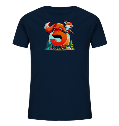 Onlineshop Shirts für Kinder - Das Bild zeigt ein dunkelblaues Kinder-T-Shirt mit einem farbenfrohen Motiv auf der Vorderseite. Ein springender oranger Fuchs ist über einer großen, orangefarbenen Zahl '5' abgebildet. Das Motiv ist von einer illustrierten Naturkulisse mit Bäumen, Steinen und Pflanzen umgeben. Das Design wirkt dynamisch und verspielt, ideal für Kinder.