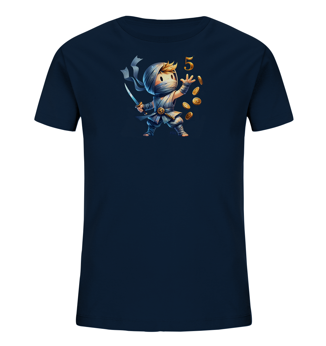 Onlineshop Shirts fuer Kinder - Das Bild zeigt ein dunkelblaues Kinder-T-Shirt mit einem farbenfrohen Motiv. Darauf ist ein kleiner Cartoon-Ninja abgebildet, der ein Schwert in der Hand haelt. Um den Ninja fliegen goldene Muenzen, und ueber ihm ist eine grosse Zahl '5' zu sehen. Das Design wirkt dynamisch und spielerisch.