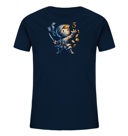 Onlineshop Shirts fuer Kinder - Das Bild zeigt ein dunkelblaues Kinder-T-Shirt mit einem farbenfrohen Motiv. Darauf ist ein kleiner Cartoon-Ninja abgebildet, der ein Schwert in der Hand haelt. Um den Ninja fliegen goldene Muenzen, und ueber ihm ist eine grosse Zahl '5' zu sehen. Das Design wirkt dynamisch und spielerisch.