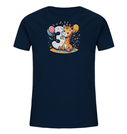 Onlineshop Shirts fuer Kinder - Das Bild zeigt ein dunkelblaues Kinder-T-Shirt mit einem froehlichen Motiv auf der Vorderseite. Eine niedliche Cartoon-Giraffe sitzt neben einer grossen, weissen Zahl '3', begleitet von Ballons und Konfetti. Das Design ist bunt und verspielt, ideal fuer einen dritten Geburtstag oder als froehliches Kleidungsstueck. Die Grafik erzeugt eine festliche und kinderfreundliche Atmosphaere.