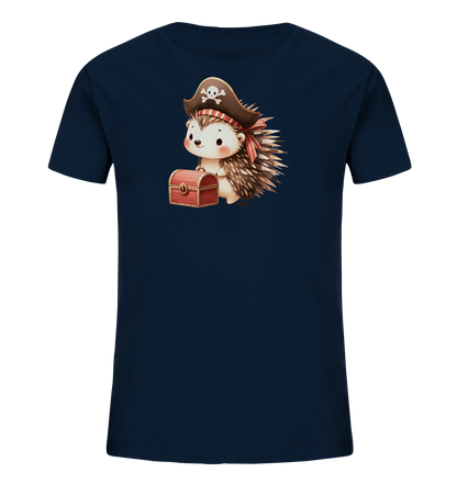 Onlineshop Shirts fuer Kinder - Das Bild zeigt ein dunkelblaues Kinder-T-Shirt mit einer niedlichen Illustration. Darauf ist ein Igel abgebildet, der als Pirat verkleidet ist. Der Igel traegt einen Piratenhut und haelt eine kleine Schatzkiste fest. Das Design ist verspielt und passend fuer kleine Abenteurer.