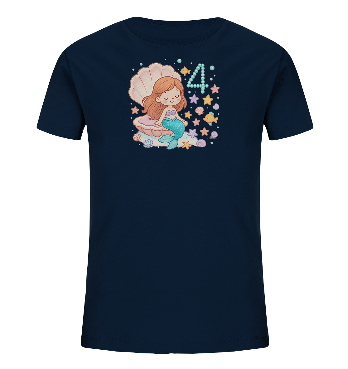 Onlineshop Shirts fuer Kinder - Das Bild zeigt ein dunkelblaues Kinder-T-Shirt mit einem Motiv einer sitzenden Meerjungfrau in einer Muschel. Um sie herum sind Seesterne, Fische und Muscheln abgebildet. Die Zahl '4' aus Punkten ist ueber dem Motiv zu sehen. Das Design ist farbenfroh und verspielt.