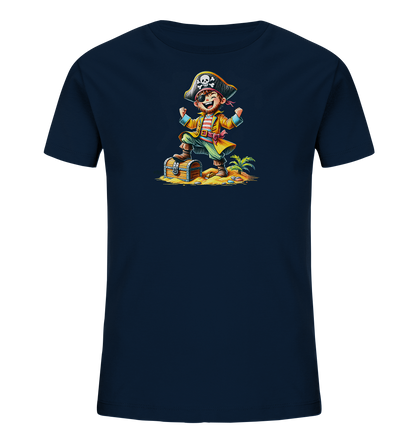 Onlineshop Shirts fuer Kinder - Dieses marineblaue T-Shirt fuer Kinder zeigt eine farbenfrohe Illustration eines kleinen Piraten. Der froehliche Pirat steht jubelnd auf einer geoeffneten Schatzkiste am Strand, umgeben von Sand und einer Palme. Er traegt ein typisches Piratenoutfit mit Hut, Augenklappe und gelbem Mantel. Das detailreiche Motiv faengt eine spannende Szene der Schatzsuche ein.