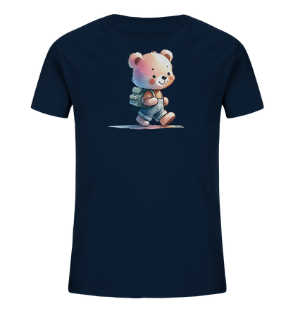 Onlineshop Shirts für Kinder - Das Bild zeigt ein dunkelblaues T-Shirt für Kinder mit einem zentralen Aufdruck eines niedlichen Cartoon-Bären. Der Bär läuft in die linke Richtung, trägt eine Latzhose und einen kleinen Rucksack. Die Illustration ist im Aquarell-Stil gehalten, mit weichen Farben und Konturen. Das Design wirkt freundlich und abenteuerlich, ideal für spielende Kinder.