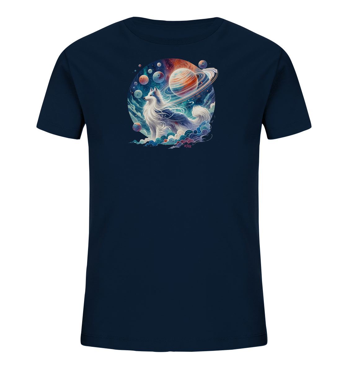 Onlineshop Shirts fuer Kinder - Das Bild zeigt ein dunkelblaues Kinder T-Shirt mit einem grossen, fantasievollen Motiv auf der Vorderseite. Es ist eine detailreiche Darstellung eines weissen Fuchses oder Wolfs inmitten einer kosmischen Szene mit Planeten, Sternen und bunten Wolken. Das Tier blickt nach oben, und sein Fell scheint sich im Wind oder in den Farben des Weltraums zu bewegen. Dieses Design verleiht dem Shirt einen magischen und kuenstlerischen Charakter.