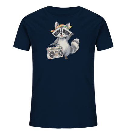 Onlineshop Shirts fuer Kinder - Das Bild zeigt ein dunkelblaues Kinder-T-Shirt mit einer Illustration eines froehlichen Waschbaeren auf der Vorderseite. Der Waschbaer traegt ein farbenfrohes Regenbogen-Halstuch und haelt einen klassischen Ghettoblaster in seinen Pfoten. Er laechelt und winkt freundlich, was dem Design einen verspielten und lebhaften Charakter verleiht.