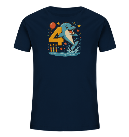 Onlineshop Shirts fuer Kinder - Dieses dunkelblaue Kinder-T-Shirt praesentiert eine lebendige Grafik eines lachenden Delphins, der aus dem Wasser springt. Die Illustration zeigt daneben die grosse Zahl '4' in orange sowie festliche Details wie Sterne, Herzen, einen Ballon und Kerzen. Das Design wirkt froehlich und detailreich, ideal fuer besondere Anlaesse. Es ist eine bunte und ansprechende Gestaltung fuer Kinder.