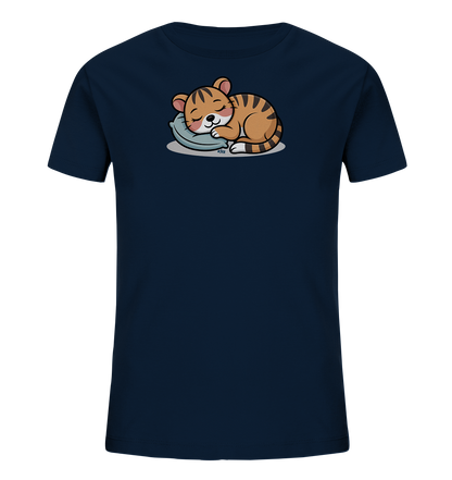 Onlineshop Shirts fuer Kinder - Das Bild zeigt ein dunkelblaues Kinder-T-Shirt. Auf der Vorderseite ist ein niedliches, schlafendes Tiger- oder Katzenjunges abgebildet. Es liegt gemuetlich auf einem hellblauen Kissen, die Augen sind geschlossen und es hat ein zufriedenes Laecheln. Das Design wirkt ruhig und liebenswert, ideal fuer Kinder.