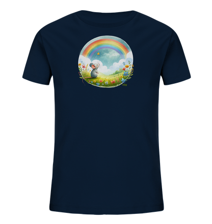 Onlineshop Shirts fuer Kinder - Dieses dunkelblaue T-Shirt praesentiert ein rundes Motiv mit einer niedlichen Maus in einem Blumenfeld. Über der Szene erstreckt sich ein farbenfroher Regenbogen am Himmel mit Wolken und leichtem Regen. Ein gelber Schmetterling fliegt neben der Maus. Das detailreiche Design ist von einem Kreis aus Blumen umrahmt und verleiht dem Shirt einen vertraeumten Charakter.