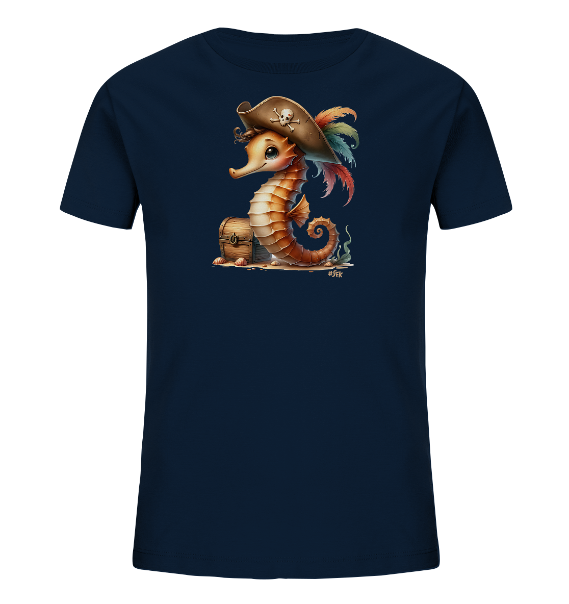 Onlineshop Shirts fuer Kinder - Das Bild zeigt ein dunkelblaues T-Shirt fuer Kinder mit einem froehlichen Aufdruck. Ein cartoonhaftes Seepferdchen sitzt im Piraten-Look neben einer kleinen Schatzkiste am Strand. Es traegt einen Piratenhut mit Federn und Totenkopfmotiv. Muscheln und Seegras runden das verspielte maritime Design ab.