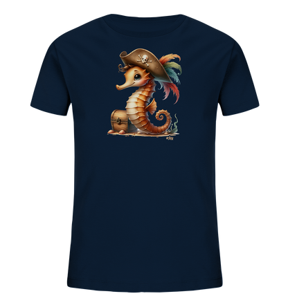 Onlineshop Shirts fuer Kinder - Das Bild zeigt ein dunkelblaues T-Shirt fuer Kinder mit einem froehlichen Aufdruck. Ein cartoonhaftes Seepferdchen sitzt im Piraten-Look neben einer kleinen Schatzkiste am Strand. Es traegt einen Piratenhut mit Federn und Totenkopfmotiv. Muscheln und Seegras runden das verspielte maritime Design ab.