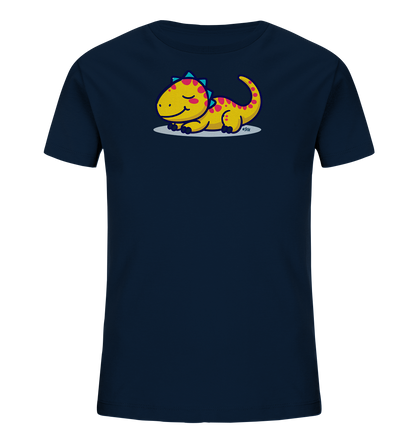 Onlineshop Shirts fuer Kinder - Das Bild zeigt ein dunkelblaues T-Shirt mit einem niedlichen gelben Dinosaurier-Motiv auf der Vorderseite. Der Cartoon-Dinosaurier liegt entspannt da, hat pinke Punkte und blaue Zacken auf dem Ruecken sowie einen zufriedenen Gesichtsausdruck mit geschlossenen Augen. Er ruht auf einer hellgrauen ovalen Flaeche. Das Design wirkt verspielt und kinderfreundlich.
