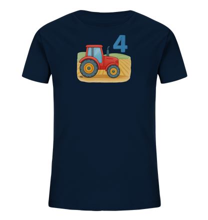 Onlineshop Shirts fuer Kinder - Das Bild zeigt ein dunkelblaues Kinder-T-Shirt mit einem Motiv auf der Vorderseite. Das Motiv stellt einen roten Traktor dar, der auf einem Feld steht. Darueber ist die grosse blaue Zahl '4' abgebildet. Das Design wirkt laendlich und farbenfroh.