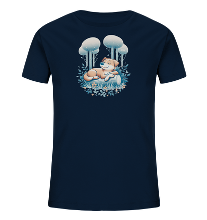 Onlineshop Shirts fuer Kinder - Dieses dunkelblaue T-Shirt zeigt eine ruhige Szene in der Natur. Im Zentrum der Illustration liegt ein Cartoon-Hund entspannt auf einem Baumstamm. Um ihn herum sind stilisiert dargestellte Baeume, Blaetter und kleine Blumen zu sehen. Das Motiv vermittelt eine friedliche und naturnahe Atmosphaere.