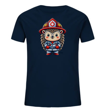 Onlineshop Shirts fuer Kinder - Das Bild zeigt ein dunkelblaues T-Shirt fuer Kinder mit einer niedlichen Illustration eines Igels im Feuerwehrmannkostuem. Der Igel traegt einen roten Helm mit einem Emblem sowie eine grau-blaue Uniform mit roten Akzenten. Er steht aufrecht und hat einen freundlichen Gesichtsausdruck auf dem Shirt.