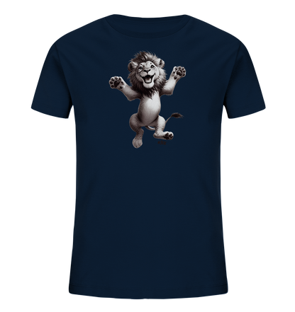 Onlineshop Shirts fuer Kinder - Ein dunkelblaues Kinder T-Shirt mit einem lebendigen Motiv eines springenden Loewenbabys. Das cartoonhafte Jungtier in Graustufen lacht froehlich und streckt die Pfoten aus. Dieses verspielte Design ist ein echter Blickfang auf dem Shirt.