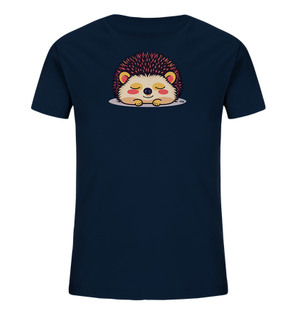 Onlineshop Shirts fuer Kinder - Das Bild zeigt ein dunkelblaues Kinder-T-Shirt mit einer niedlichen Illustration eines ruhenden Igels. Der Igel hat geschlossene Augen, ein sanftes Laecheln und rosa-rote Stacheln. Er liegt friedlich auf einer hellgrauen Flaeche, was eine ruhige und beruhigende Atmosphaere schafft. Das Motiv ist mittig platziert und attraktiv gestaltet.