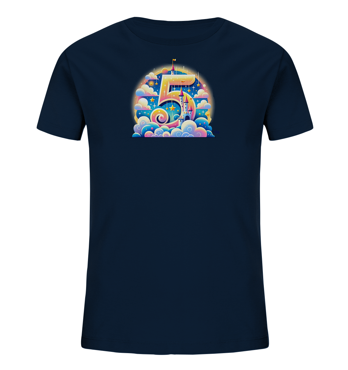 Onlineshop Shirts für Kinder - Das Bild zeigt ein dunkelblaues Kinder-T-Shirt mit einem großen, zentralen Motiv. Das Motiv ist eine fantasievolle Darstellung der Zahl '5', eingebettet in eine Szene mit einem Schloss, farbigen Wolken und leuchtenden Sternen. Die Illustration ist in lebendigen Farben gehalten, darunter Gelb, Orange, Rosa und verschiedene Blautöne. Dieses verspielte Design erinnert an eine Märchen- oder Traumwelt und ist ideal für besondere Anlässe wie einen Geburtstag.