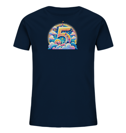 Onlineshop Shirts für Kinder - Das Bild zeigt ein dunkelblaues Kinder-T-Shirt mit einem großen, zentralen Motiv. Das Motiv ist eine fantasievolle Darstellung der Zahl '5', eingebettet in eine Szene mit einem Schloss, farbigen Wolken und leuchtenden Sternen. Die Illustration ist in lebendigen Farben gehalten, darunter Gelb, Orange, Rosa und verschiedene Blautöne. Dieses verspielte Design erinnert an eine Märchen- oder Traumwelt und ist ideal für besondere Anlässe wie einen Geburtstag.