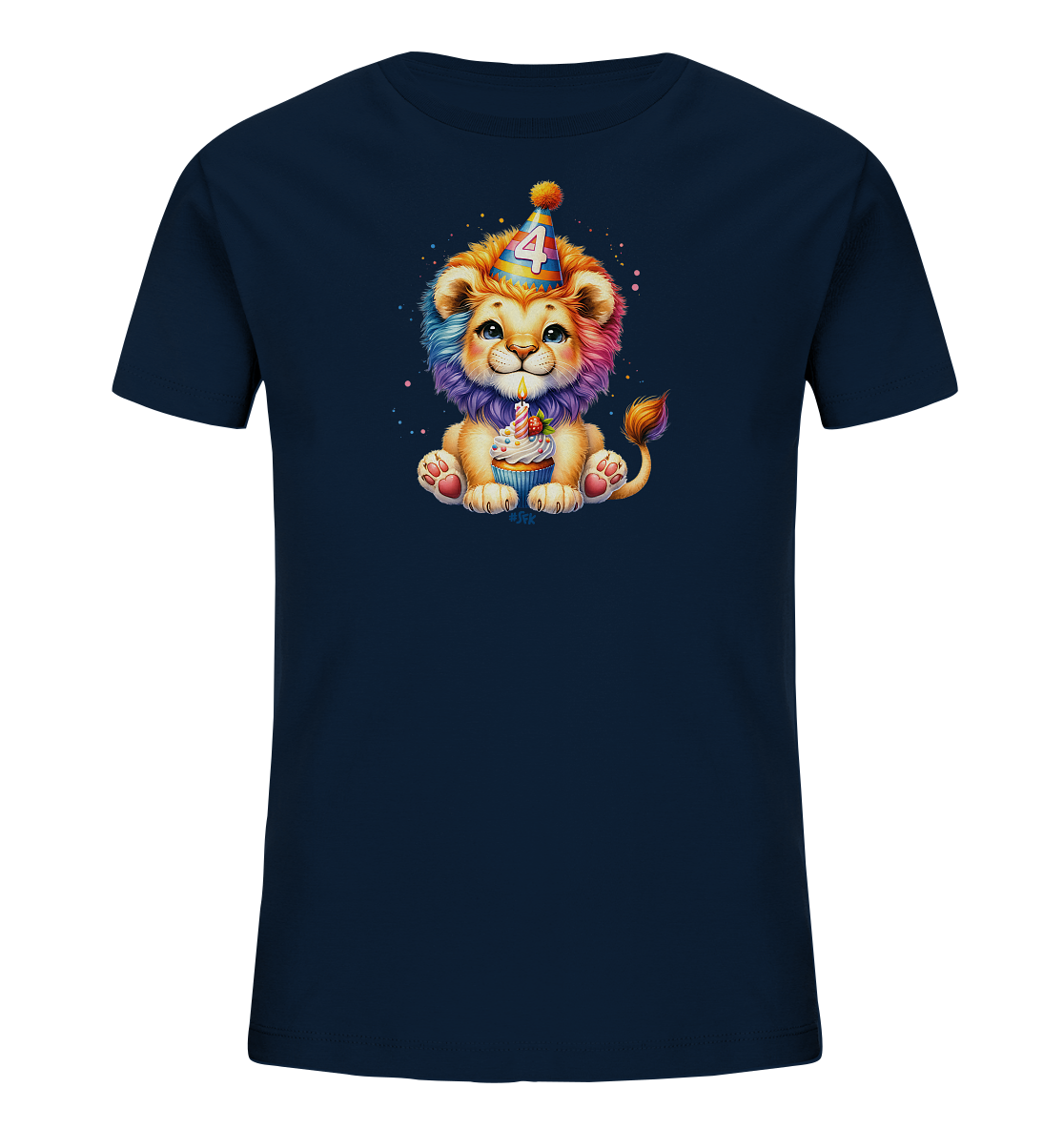 Onlineshop Shirts für Kinder - Das Bild zeigt ein dunkelblaues Kinder-T-Shirt mit einem niedlichen Motiv eines Baby-Löwen. Der Löwe trägt einen bunten Partyhut mit der Zahl '4' und hat eine regenbogenfarbene Mähne. Er sitzt neben einem Cupcake mit einer brennenden Kerze und ist von farbigen Punkten umgeben. Das Design wirkt verspielt und feierlich, ideal für einen vierten Geburtstag.
