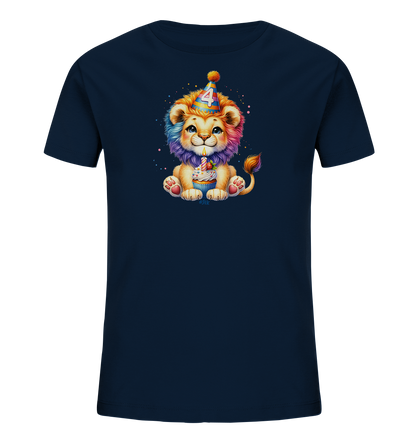 Onlineshop Shirts für Kinder - Das Bild zeigt ein dunkelblaues Kinder-T-Shirt mit einem niedlichen Motiv eines Baby-Löwen. Der Löwe trägt einen bunten Partyhut mit der Zahl '4' und hat eine regenbogenfarbene Mähne. Er sitzt neben einem Cupcake mit einer brennenden Kerze und ist von farbigen Punkten umgeben. Das Design wirkt verspielt und feierlich, ideal für einen vierten Geburtstag.