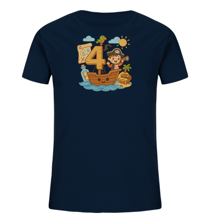 Onlineshop Shirts fuer Kinder - Das Bild zeigt ein dunkelblaues T-Shirt mit einem verspielten Piratenmotiv. Im Zentrum steht die grosse Zahl '4', umrahmt von einer Szene mit einem kleinen Piratenkind in einem Boot, einem Papagei und einer Schatzkarte. Ergaenzt wird das Design durch Elemente wie eine Flaschenpost, eine Schatztruhe auf einer Insel und Meereswellen. Dieses farbenfrohe und detailreiche Motiv laedt zu Abenteuern ein und ist ideal fuer junge Entdecker.