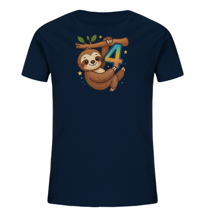 Onlineshop Shirts fuer Kinder - Das Bild zeigt ein dunkelblaues Kinder-T-Shirt mit einem suessen Faultier-Motiv. Das Faultier haengt laechelnd an einem Ast. Neben dem Faultier haengt die bunte Zahl 4. Das Design ist mit kleinen Sternen und Punkten verziert.