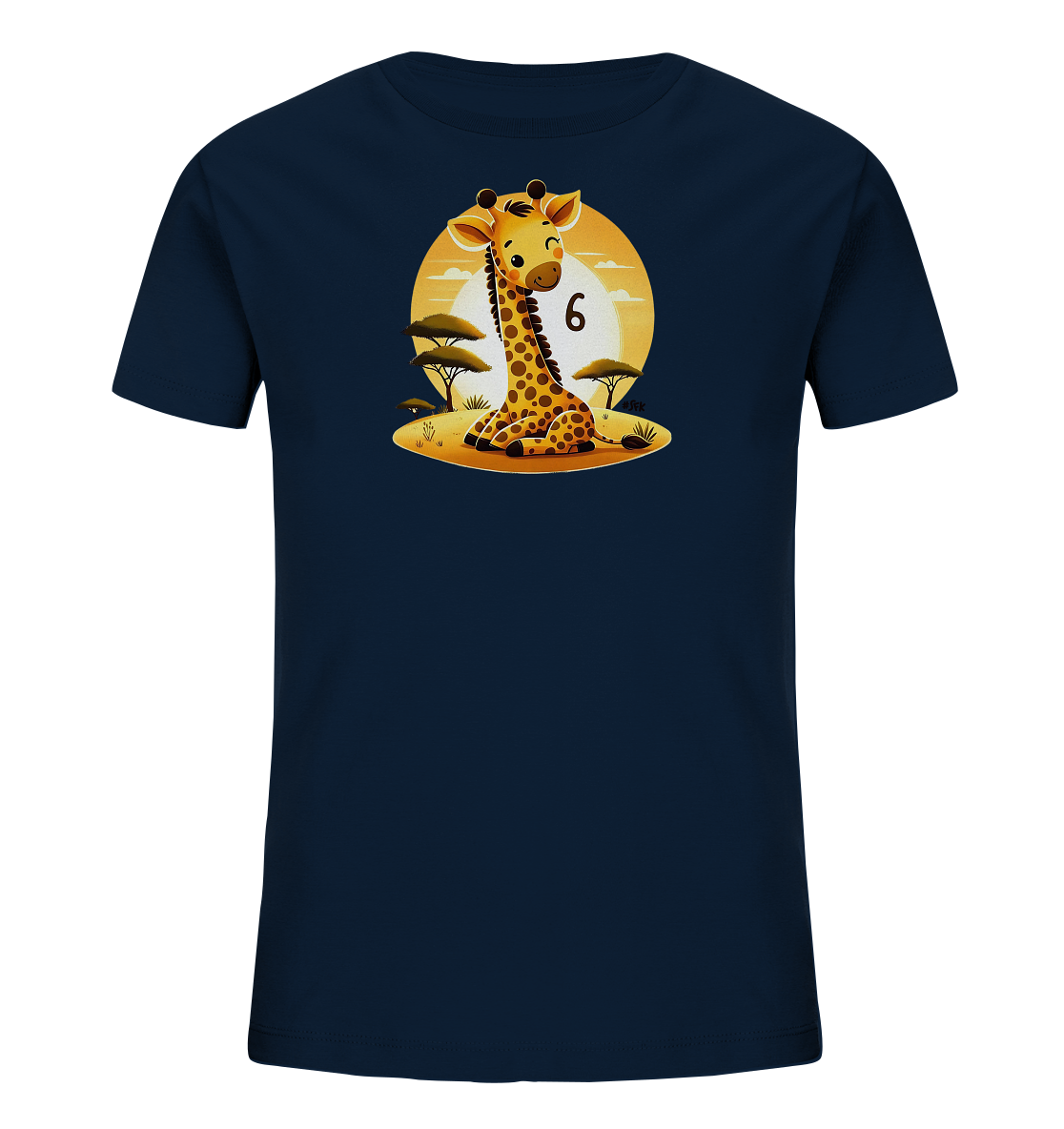 Onlineshop Shirts fuer Kinder - Das Bild zeigt ein dunkelblaues T-Shirt mit einem niedlichen Druck einer sitzenden Cartoon-Giraffe. Die Giraffe ist von Savannenbaeumen und Gras umgeben, mit einer grossen Sonne im Hintergrund. Neben der Giraffe ist die schwarze Zahl '6' platziert. Das Design ist farbenfroh und verspielt, ideal fuer Kinder.
