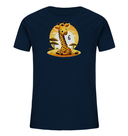 Onlineshop Shirts fuer Kinder - Das Bild zeigt ein dunkelblaues T-Shirt mit einem niedlichen Druck einer sitzenden Cartoon-Giraffe. Die Giraffe ist von Savannenbaeumen und Gras umgeben, mit einer grossen Sonne im Hintergrund. Neben der Giraffe ist die schwarze Zahl '6' platziert. Das Design ist farbenfroh und verspielt, ideal fuer Kinder.