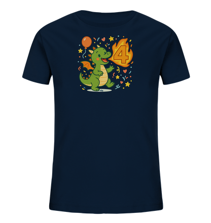 Onlineshop Shirts fuer Kinder - Das Bild zeigt ein dunkelblaues T-Shirt fuer Kinder mit einem farbenfrohen Druck. Im Zentrum ist ein niedlicher gruener Cartoon-Drache abgebildet, der Feuer in Form der Zahl 4 speit. Das Motiv ist umgeben von festlichen Elementen wie einem Ballon, Konfetti, Sternen und Herzen. Dieses Design wirkt verspielt und feierlich.