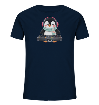 Onlineshop Shirts fuer Kinder - Das Bild zeigt ein dunkelblaues Kinder-T-Shirt mit einem niedlichen Pinguin-Motiv auf der Vorderseite. Der Pinguin traegt rosa Kopfhoerer und einen gemusterten Schal, waehrend er an einem DJ-Mischpult steht. Sein froehlicher Ausdruck und die musikalische Darstellung verleihen dem Shirt einen verspielten Charakter. Das Design ist ansprechend und detailliert.