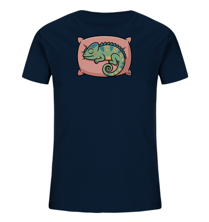 Onlineshop Shirts fuer Kinder - Das Bild zeigt ein dunkelblaues Kinder-T-Shirt mit einem niedlichen Aufdruck auf der Vorderseite. Der Aufdruck stellt ein schlafendes Chamaeleon dar, das sich entspannt auf einem rosafarbenen Kissen zusammenrollt. Das Chamaeleon ist in verschiedenen Gruentoenen gehalten und besitzt gelbe Muster auf dem Ruecken. Das Design wirkt ruhig und ansprechend, ideal fuer Kinder.