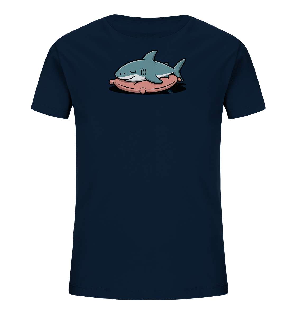 Onlineshop Shirts fuer Kinder - Das Bild zeigt ein dunkelblaues Kinder-T-Shirt. Auf der Vorderseite ist eine niedliche Illustration eines hellblauen Hais zu sehen, der friedlich auf einem rosafarbenen Kissen schlaeft. Das Design wirkt beruhigend und verspielt.