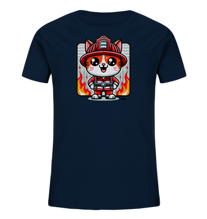 Onlineshop Shirts fuer Kinder - Das Bild zeigt ein dunkelblaues T-Shirt fuer Kinder mit einem niedlichen Aufdruck. Zu sehen ist eine freundlich laechelnde Cartoon-Katze, die in einer roten Feuerwehruniform mit Helm gekleidet ist. Hinter der Katze sind stilisierte Flammen und ein Gittermuster dargestellt, was dem Design einen dynamischen Hintergrund verleiht. Dieses Motiv ist zentral auf der Vorderseite des Shirts platziert und ansprechend gestaltet.