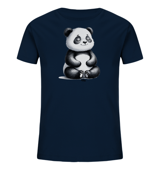 Onlineshop Shirts fuer Kinder - Das Bild zeigt ein dunkelblaues Kinder T-Shirt mit einem charmanten Panda-Motiv. Der Panda sitzt mit geschlossenen Augen und einem sanften Laecheln im Schneidersitz. Die detailreiche Grafik in Schwarz-Weiss-Toenen verleiht dem Shirt einen ruhigen und freundlichen Ausdruck, passend fuer kleine Tierfreunde. Es handelt sich um ein Oberteil fuer Kinder.